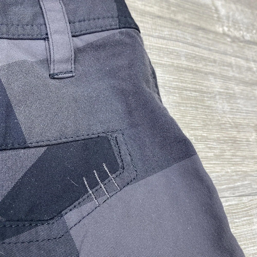 Lululemon Shorts Mens 32 Gray Plaid Chino Performance 11 Inseam Pockets Casual